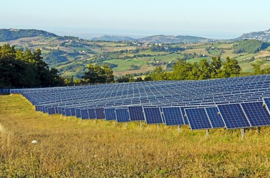 Las instalaciones fotovoltaicas pueden aportar una rentabilidad interesante. Conozca qué debe tener en cuenta en el contrato para estar protegido.